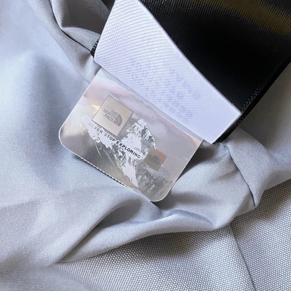 The North Face Women's Plus Westoak City Trench In Grey - Picture 10 of 10